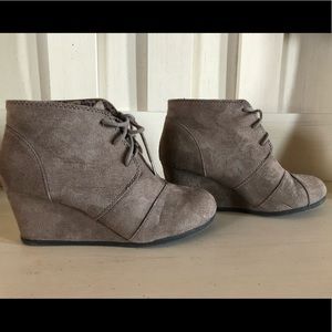 Cityclassified wedge boot